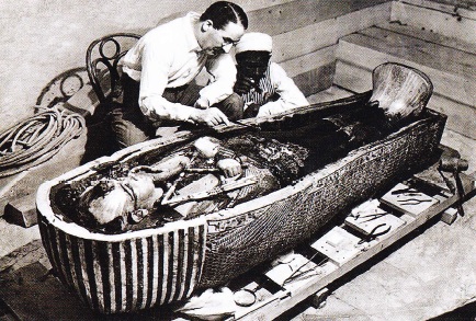 howard-carter-langa-sarcofagul-lui-Tutankhamon-anul-1924