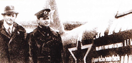 Wold Messing si K. Kovalev langa un avion