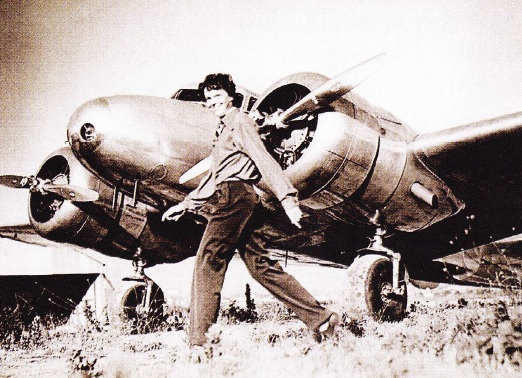 Amelia Earhart lângă avion