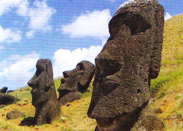 Moai pe pantele vulcanului Rano Raraku. Insula Paştelui 