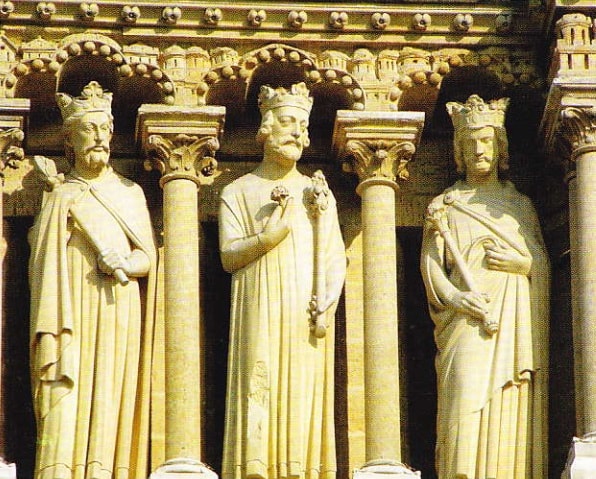 Imparatii sculptati pe fatada catedralei