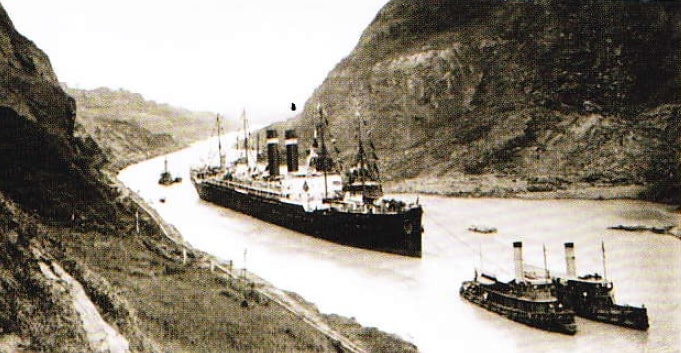 Trecerea unei nave prin Canalul Panama (Poza anul 1915)