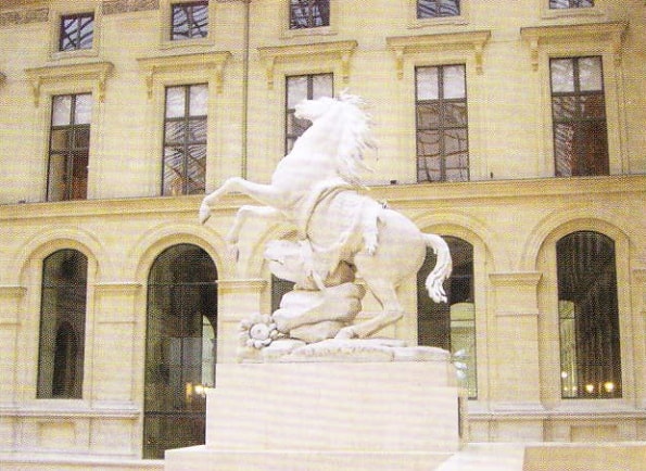 Sculptura a unui cal din curtea palatului Luvru