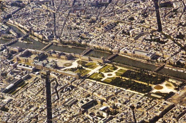Vedere generala a palatului Luvru si a gradinilor Tuileries 
